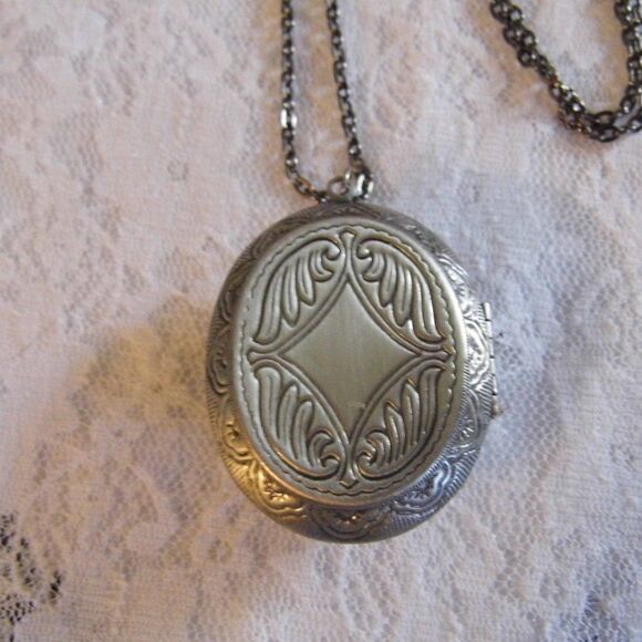 Valentine’s Owl Locket Box Pill Photo Necklace Cameo gift mom grandma daughter - Picture 4 of 5